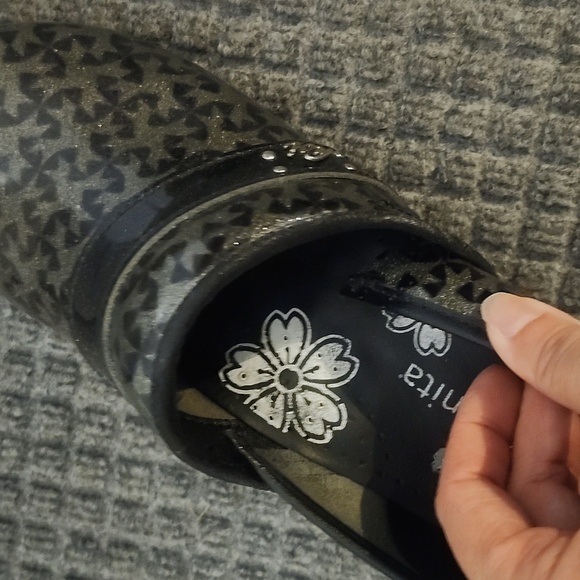 Koi clogs. - Picture 2 of 3